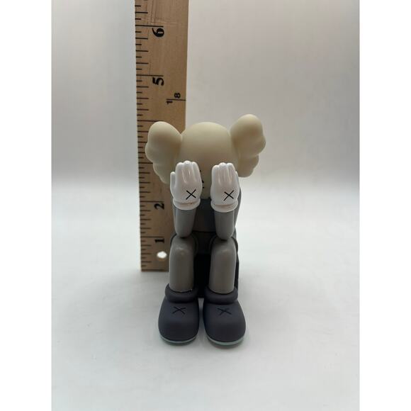 Inspired KAWS figure desk‎ decoration figurine - Picture 3 of 3